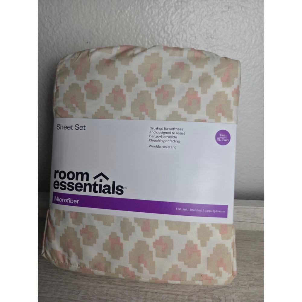 Room Essentials Microfiber Sheet Set Twin/ XL Cream‎ & Pink NWT